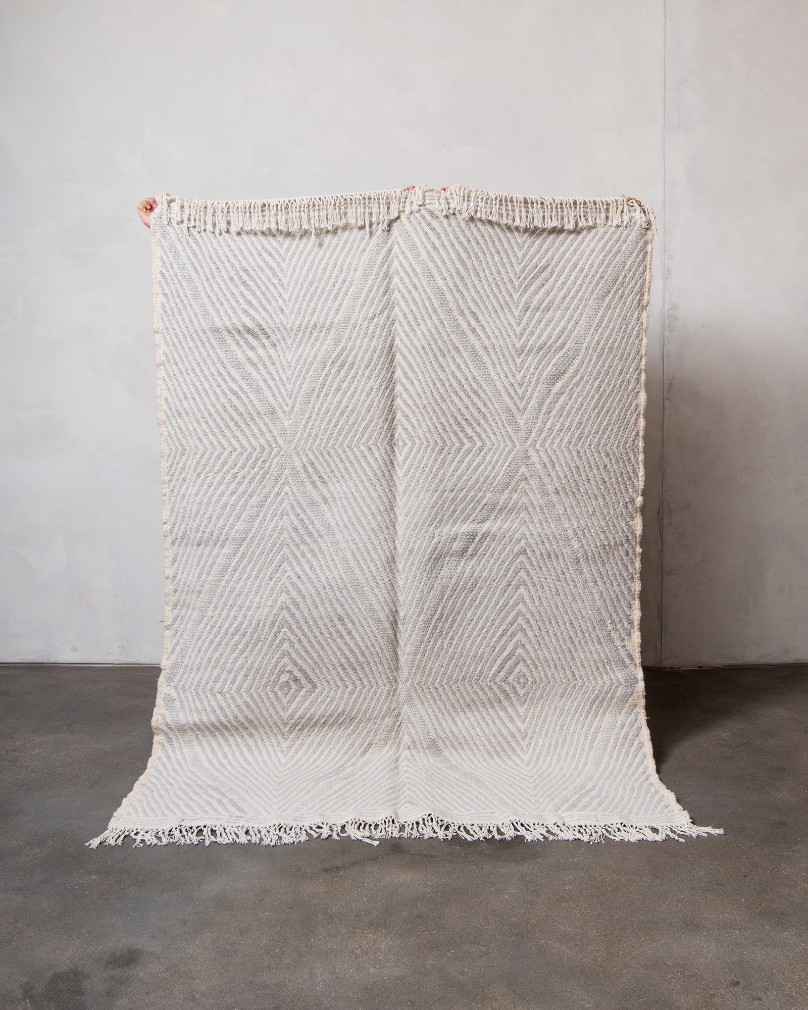 Modern, handcrafted Berber rug from Morocco. Flat-woven Kelim carpet in grey and white design. Made of 100% wool.